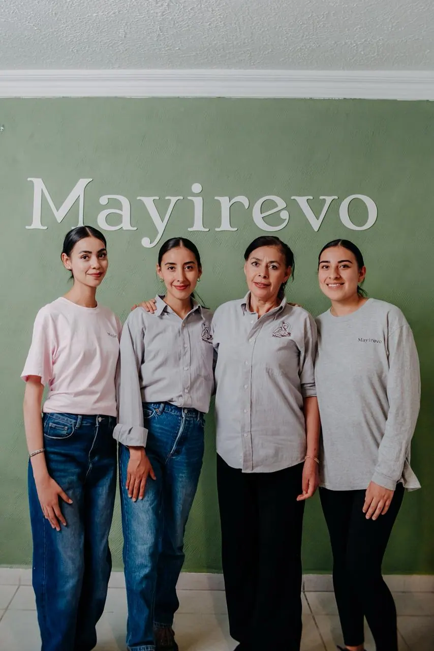 El equipo de Mayirevo frente al muro de la marca