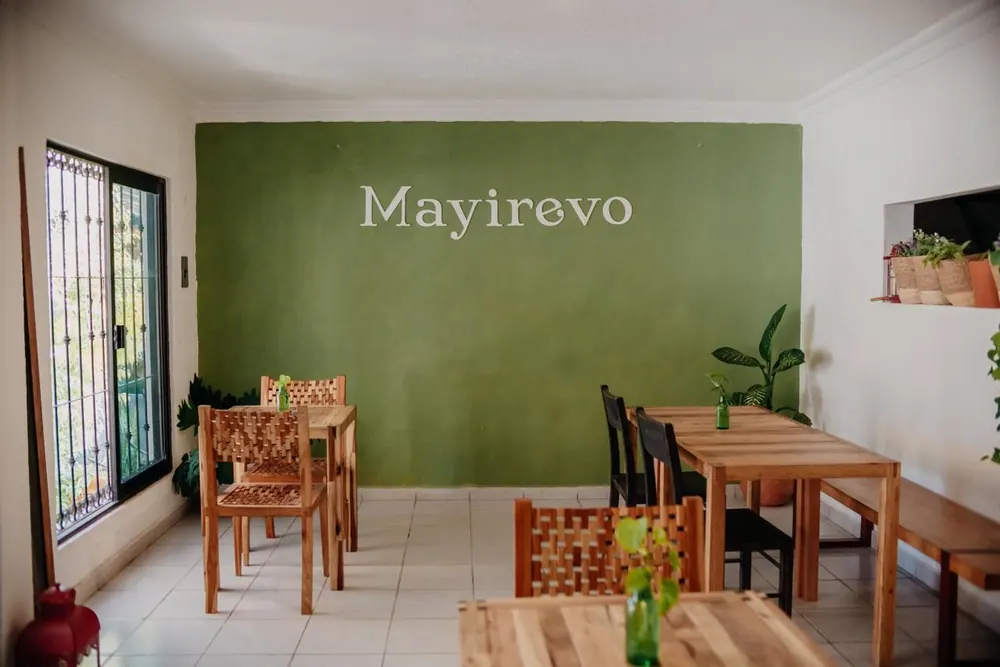Salón de Mayirevo con muro verde y la marca en la pared